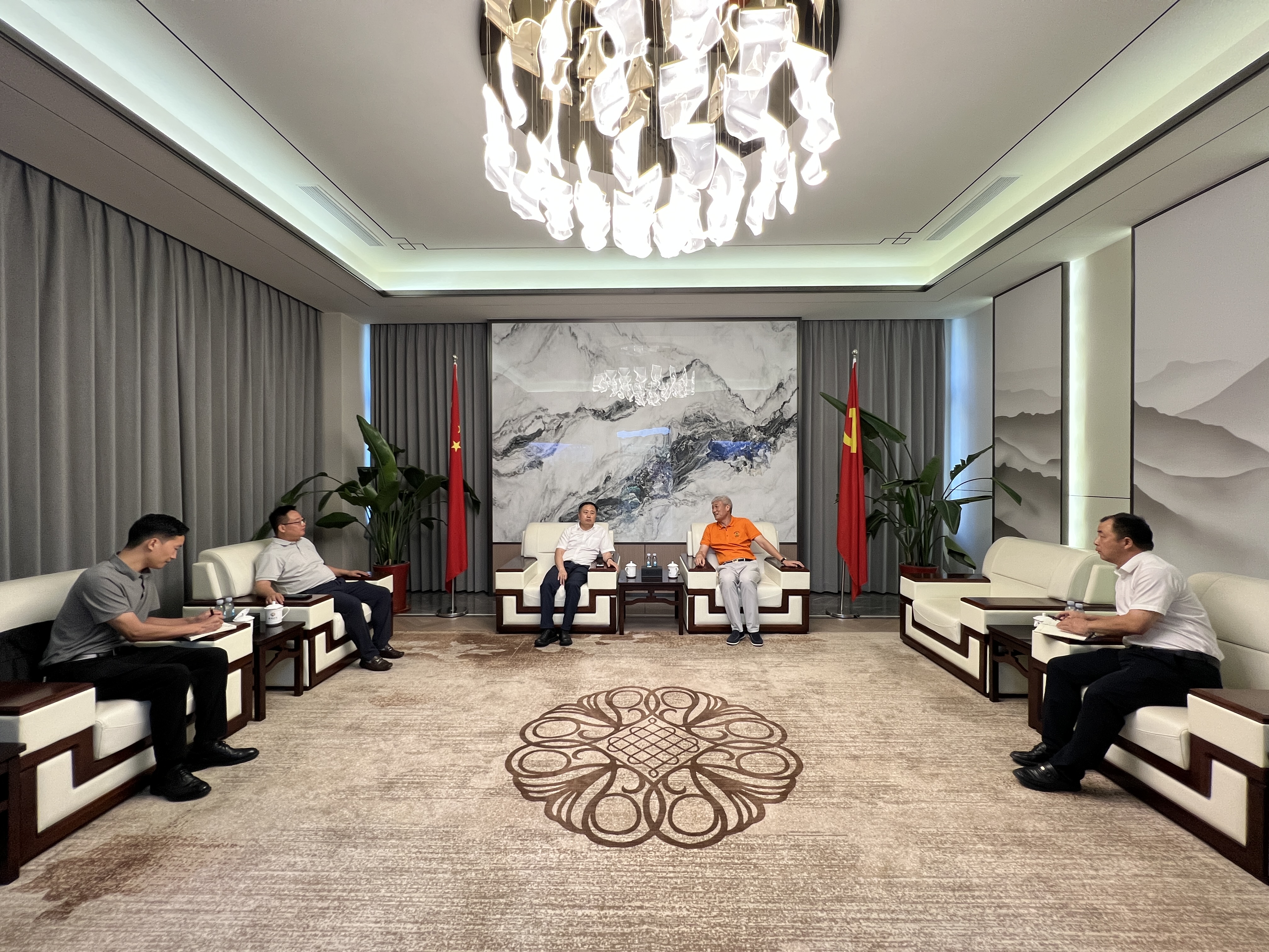 北新防水有限公司董事长张弘一行莅临裕项建设考察交流